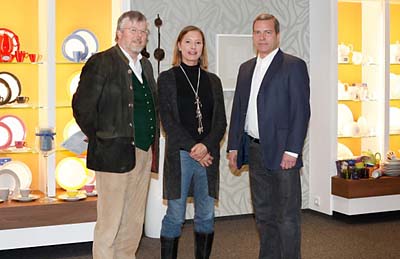 Geschäftsführer Christian Seltmann (r.) mit Ernst Frost und Kerstin Anker von der WasserStiftung